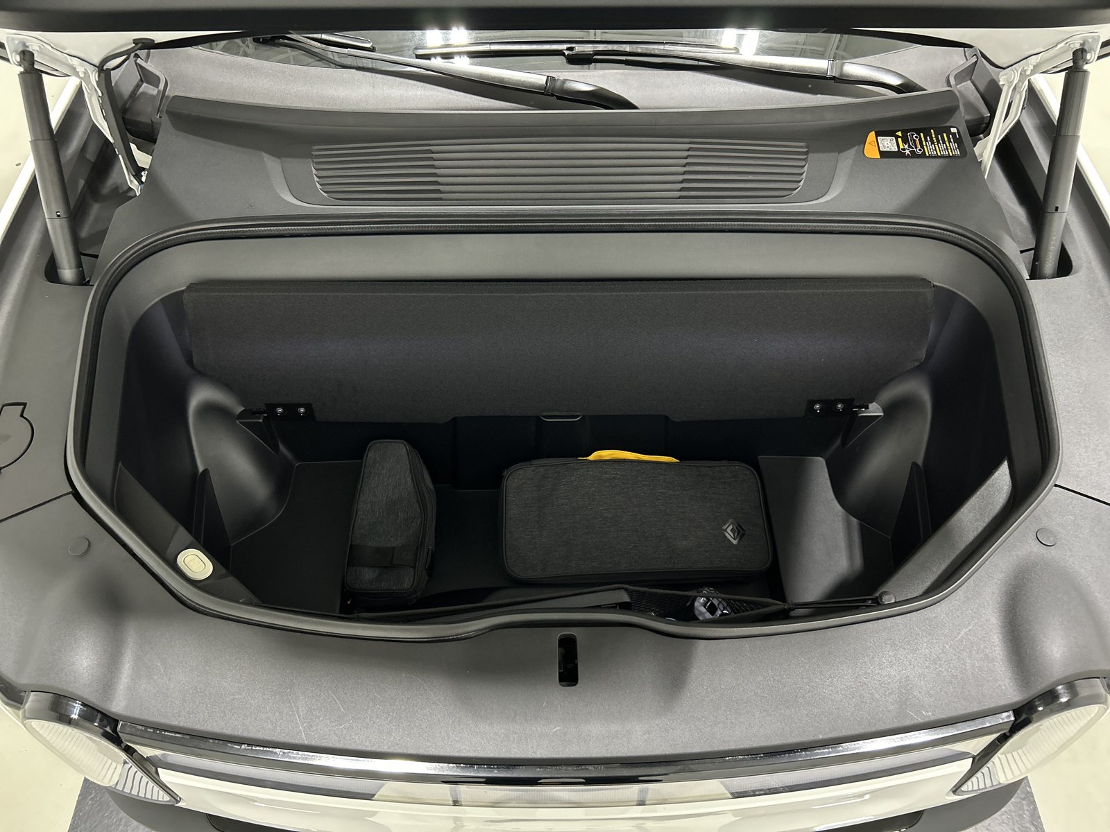 Used 2023 Rivian R1S Adventure AWD/4WD image 14