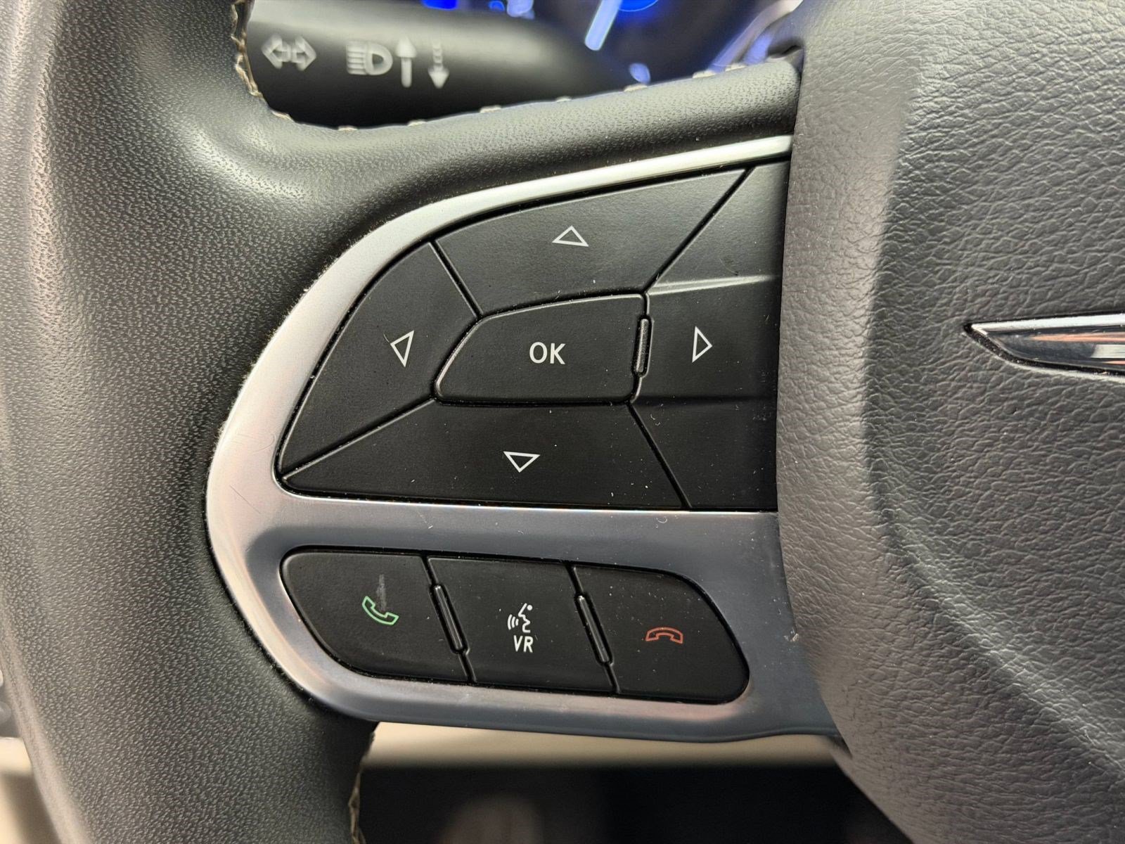 Used 2023 Chrysler Pacifica Touring-L FWD image 14