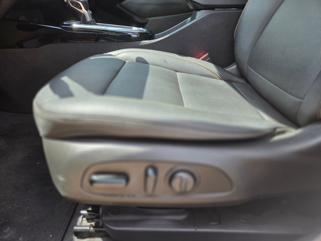 Used 2025 Chevrolet Trax ACTIV FWD image 29
