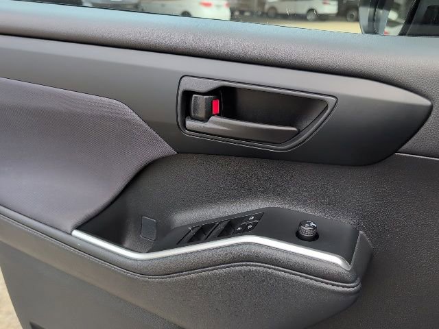 Used 2024 Toyota Highlander LE image 17