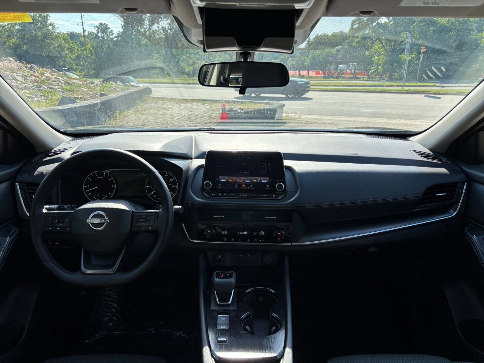 Used 2025 Nissan Rogue SV FWD image 30