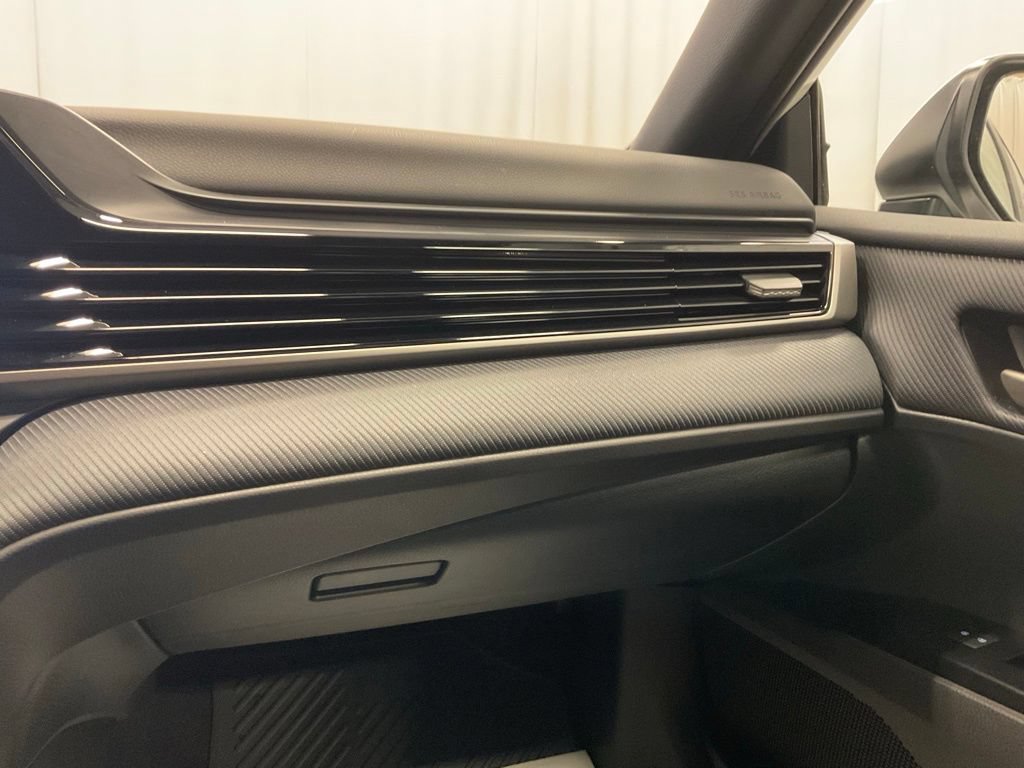 Used 2025 Toyota Camry SE AWD/4WD image 28