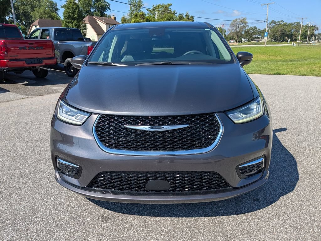 Used 2023 Chrysler Pacifica Touring-L FWD image 2