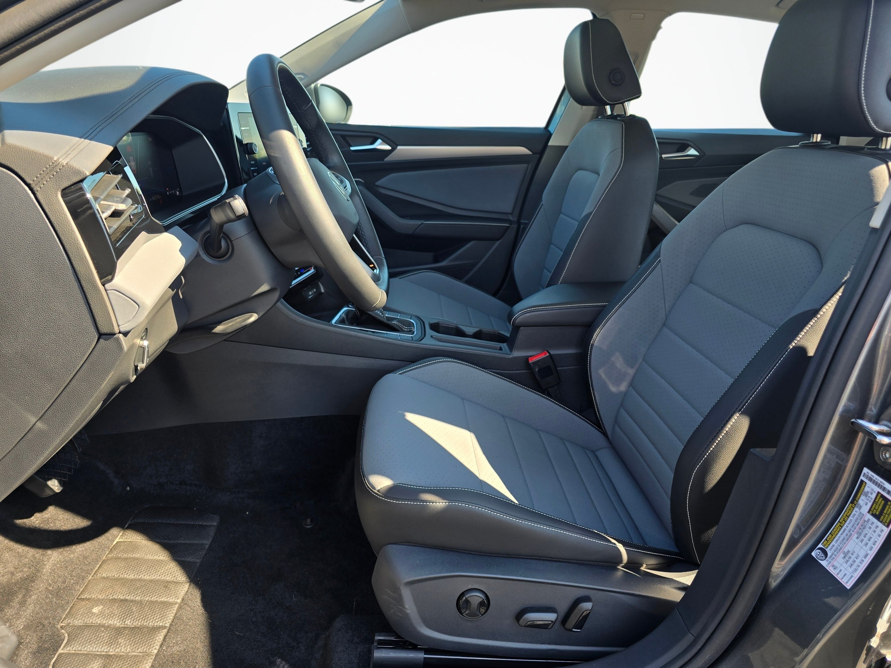 Used 2025 Volkswagen Jetta SE w/ Sunroof Package FWD image 12