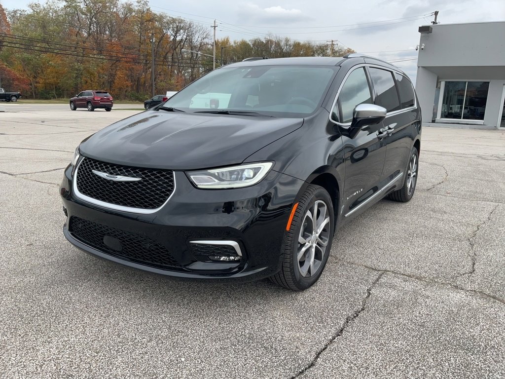 Used 2026 Chrysler Pacifica Pinnacle image 3