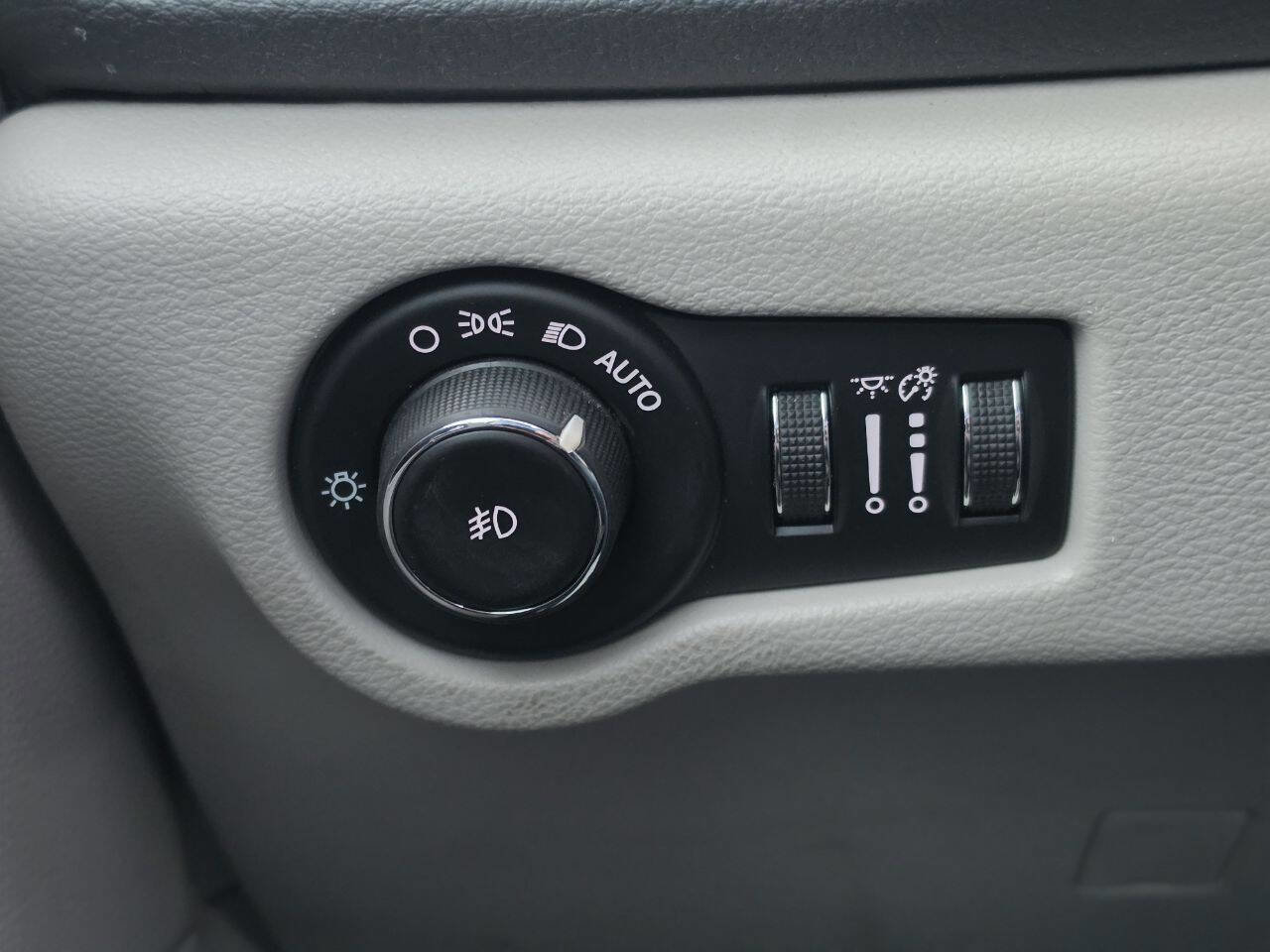 Used 2017 Chrysler Pacifica Limited w/ UConnect Theater Package FWD image 23
