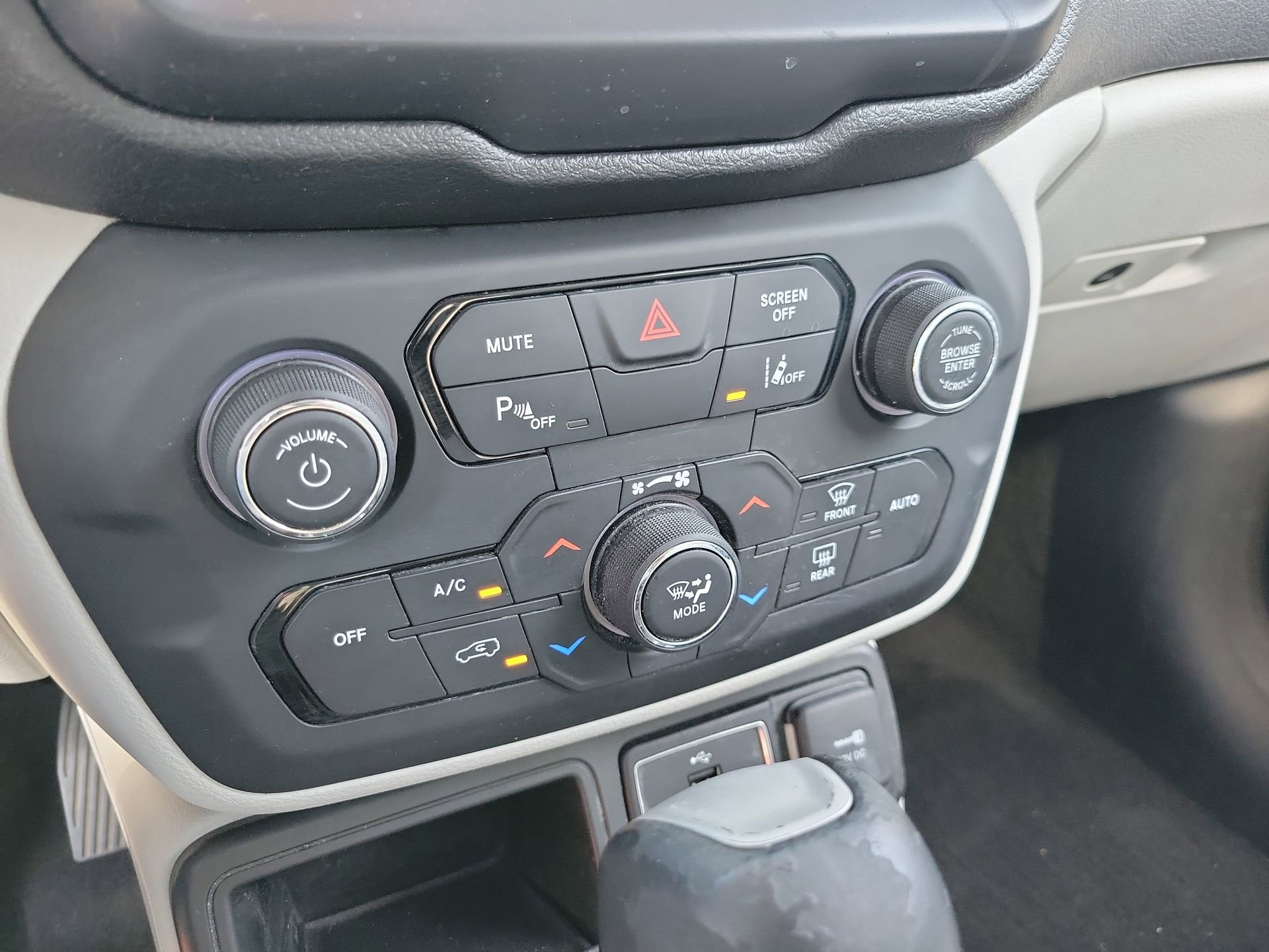Used 2018 Jeep Renegade Limited w/ UConnect 8.4 Nav Group FWD image 26