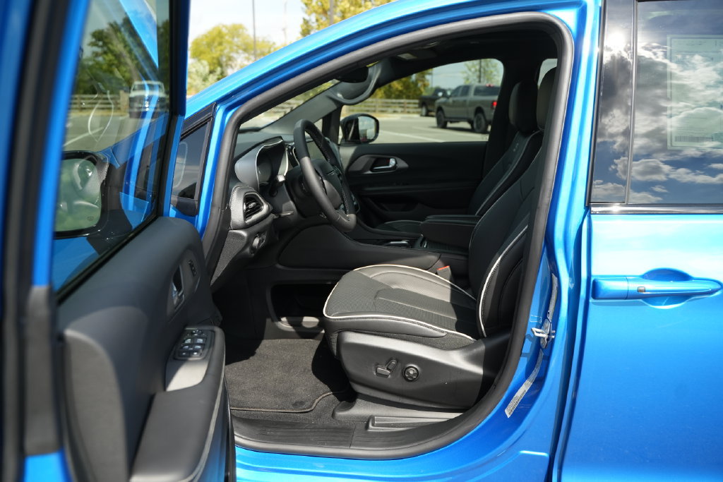 New 2027 Chrysler Pacifica Limited FWD image 12