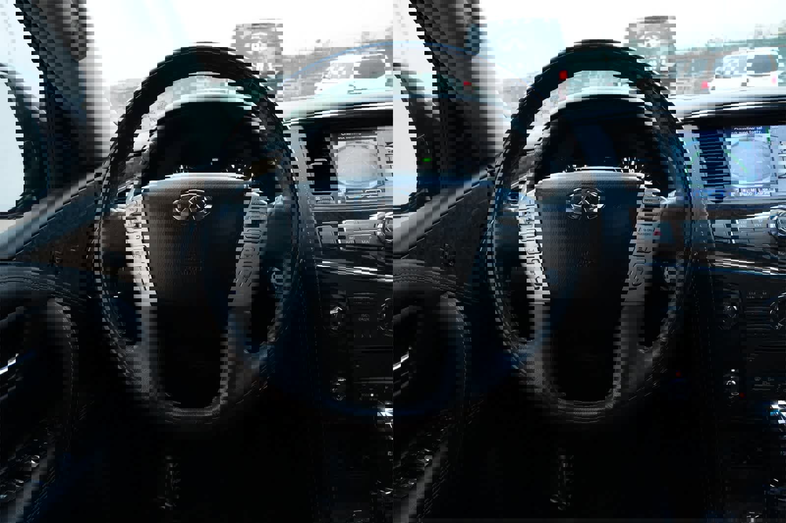 Used 2015 INFINITI QX80 Luxe w/ 22" Wheel Package image 9