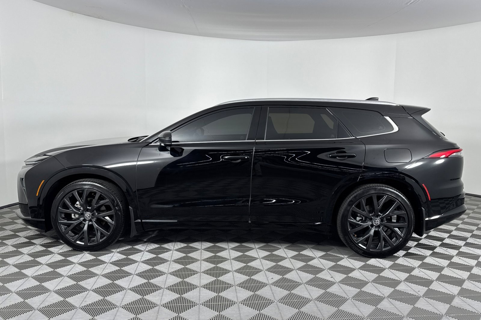 Used 2025 Toyota Crown Signia Limited image 7