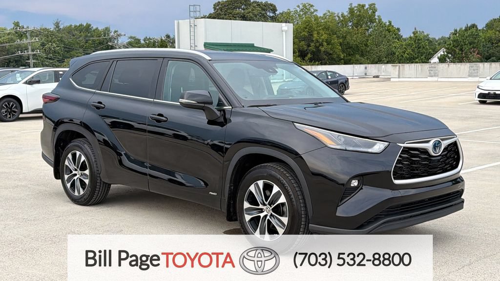 Used 2024 Toyota Highlander XLE AWD/4WD image 1