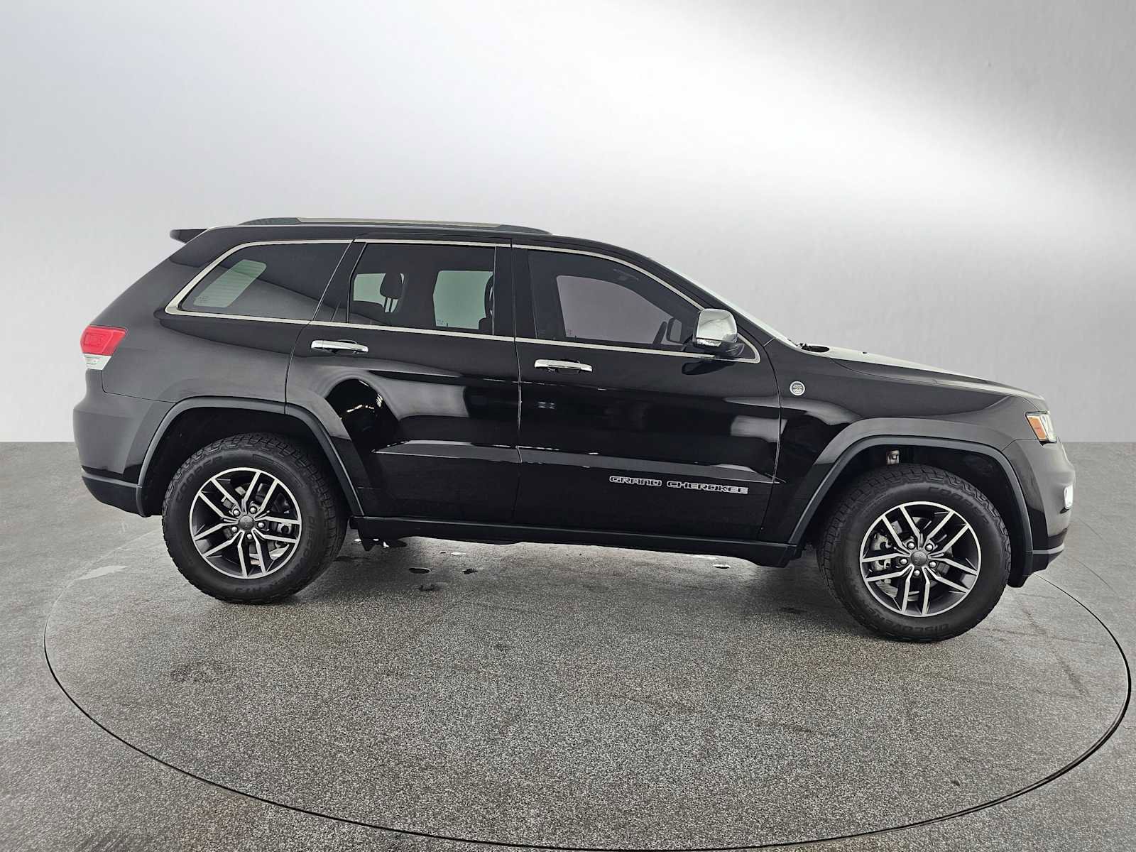 Used 2019 Jeep Grand Cherokee Limited image 2