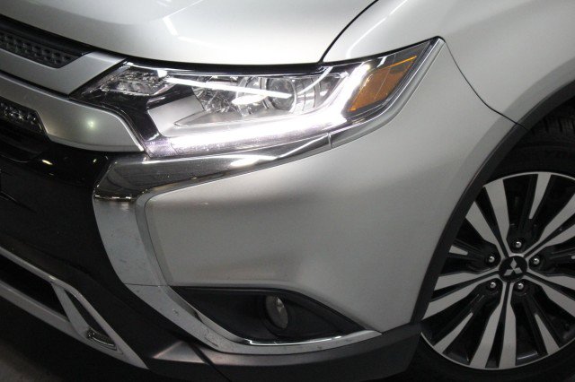Used 2020 Mitsubishi Outlander SE image 2