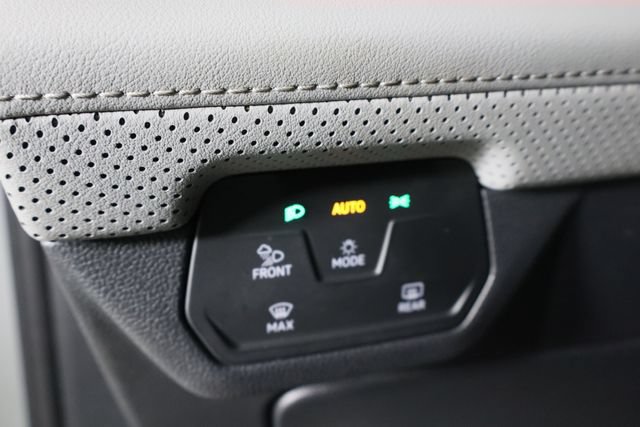 Used 2025 Volkswagen Atlas Peak Edition SE AWD/4WD image 23