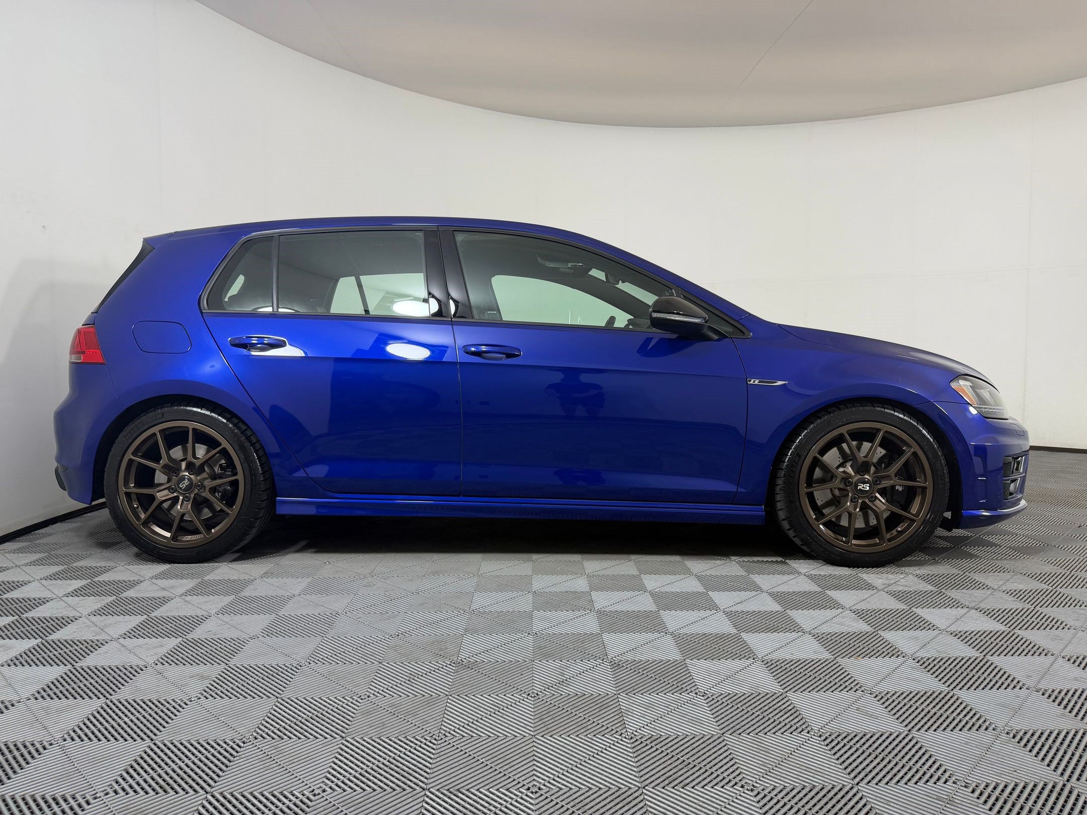 Used 2017 Volkswagen Golf R 4-Door AWD/4WD image 8