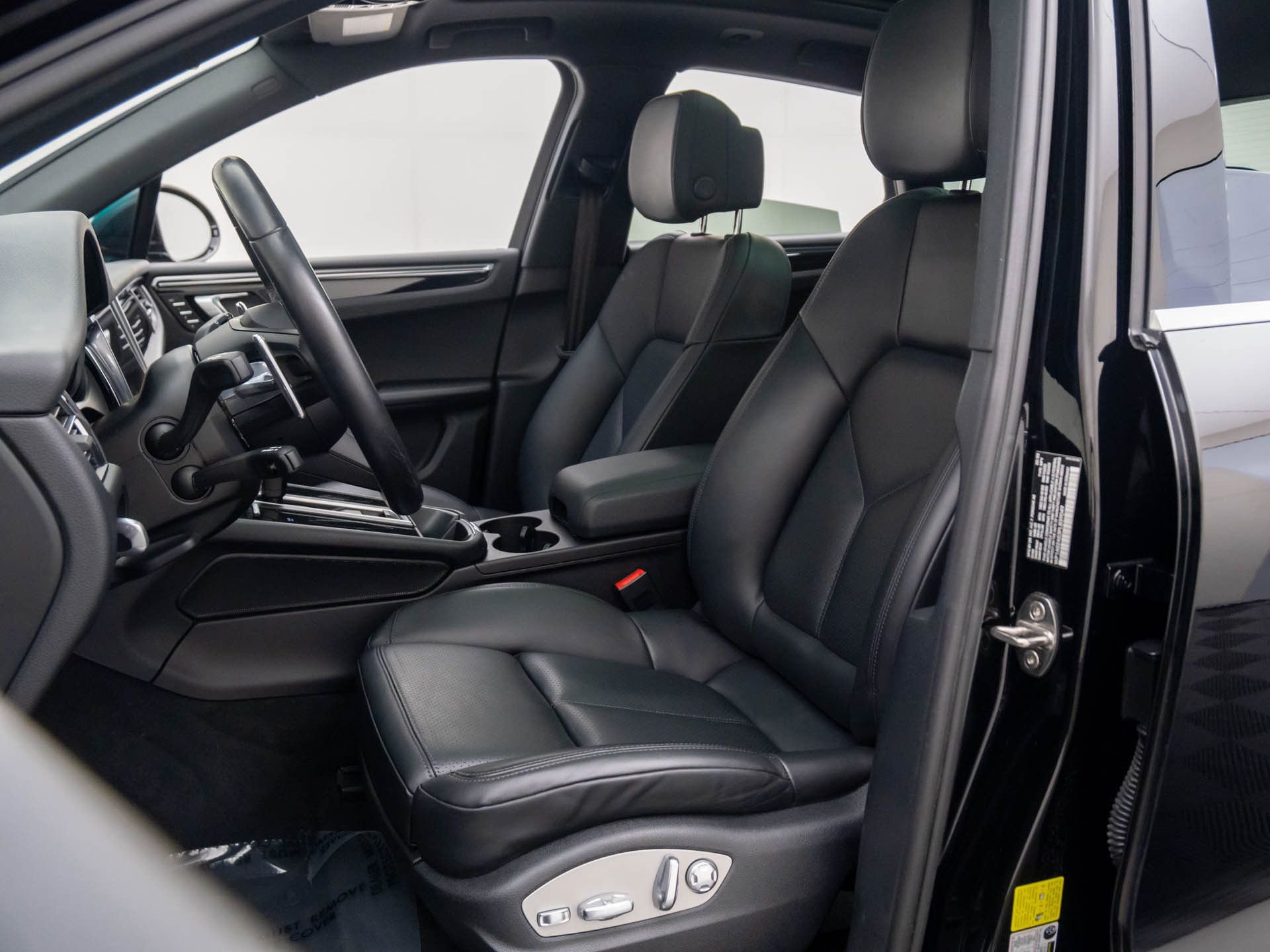 Certified 2023 Porsche Macan S image 5