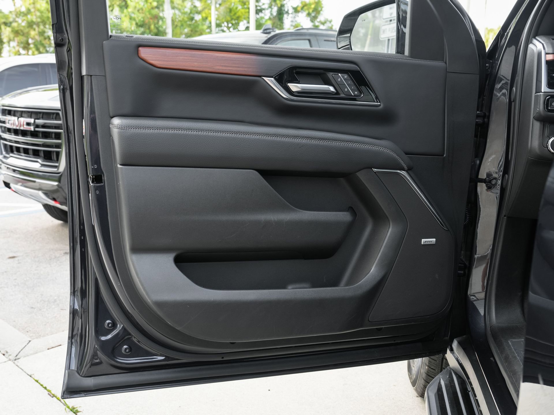 Used 2025 GMC Yukon Denali RWD image 30