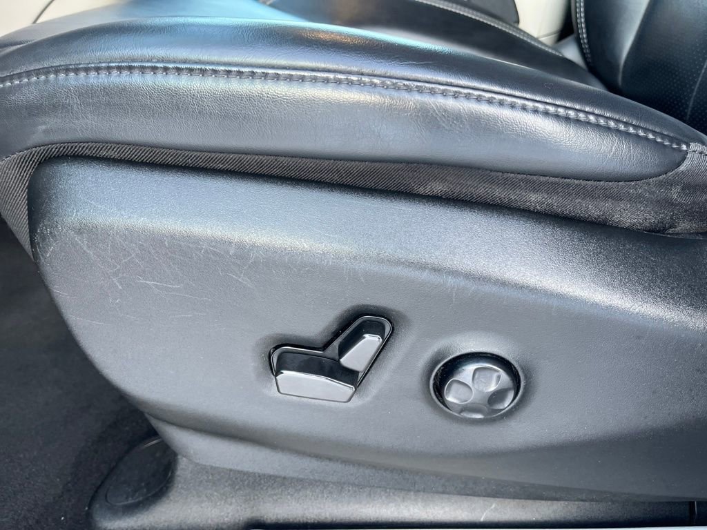 Used 2023 Chrysler Pacifica Touring-L image 16