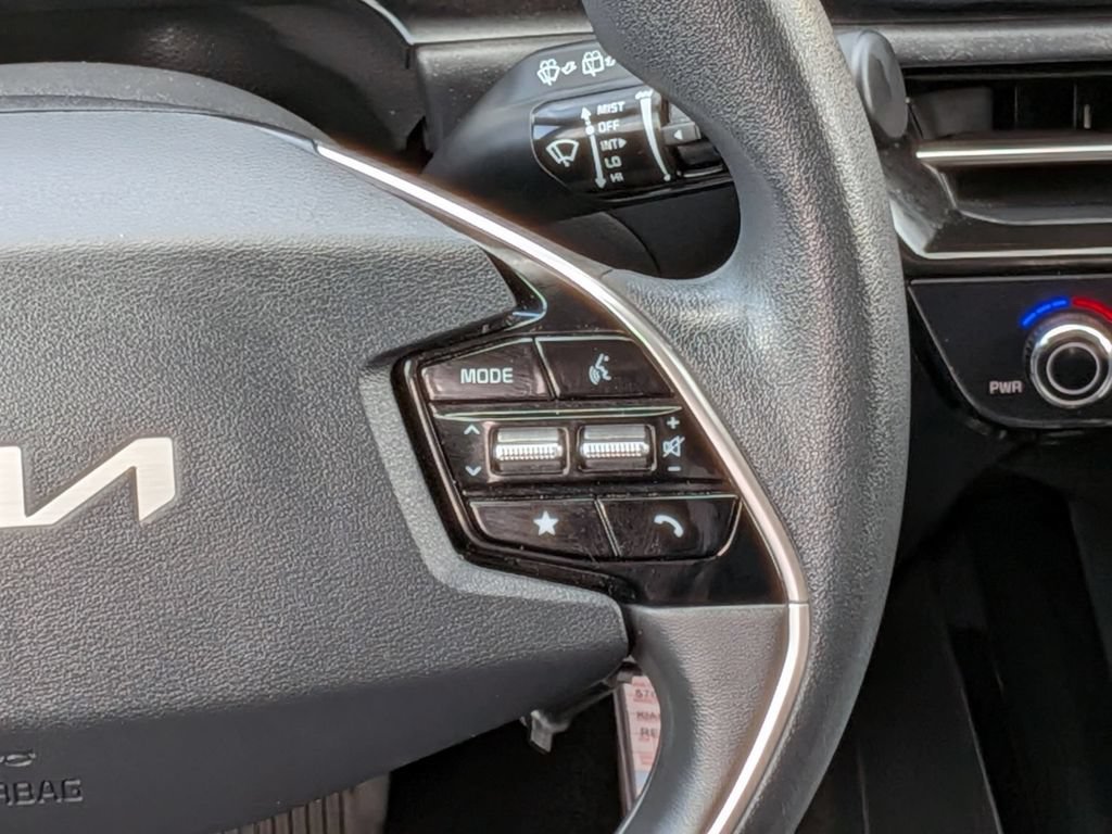 Used 2025 Kia Niro LX FWD image 18