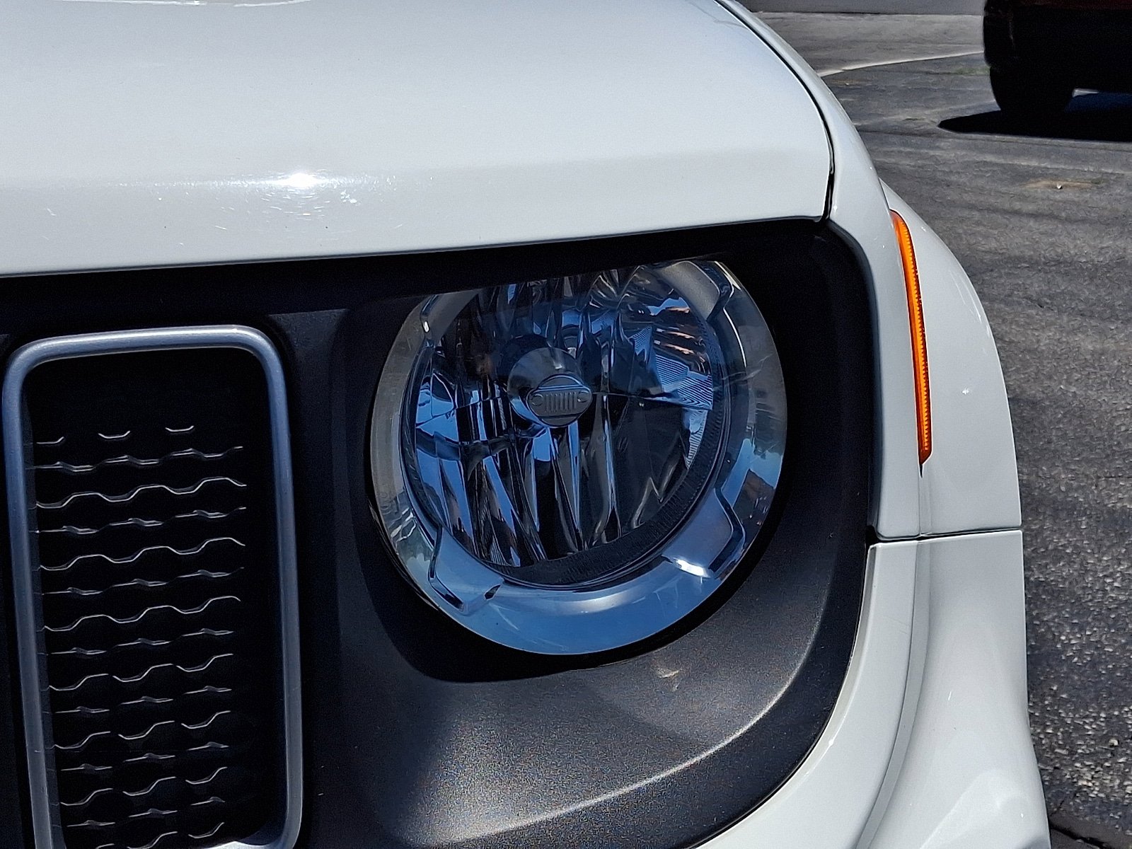 Used 2023 Jeep Renegade Latitude AWD/4WD image 9