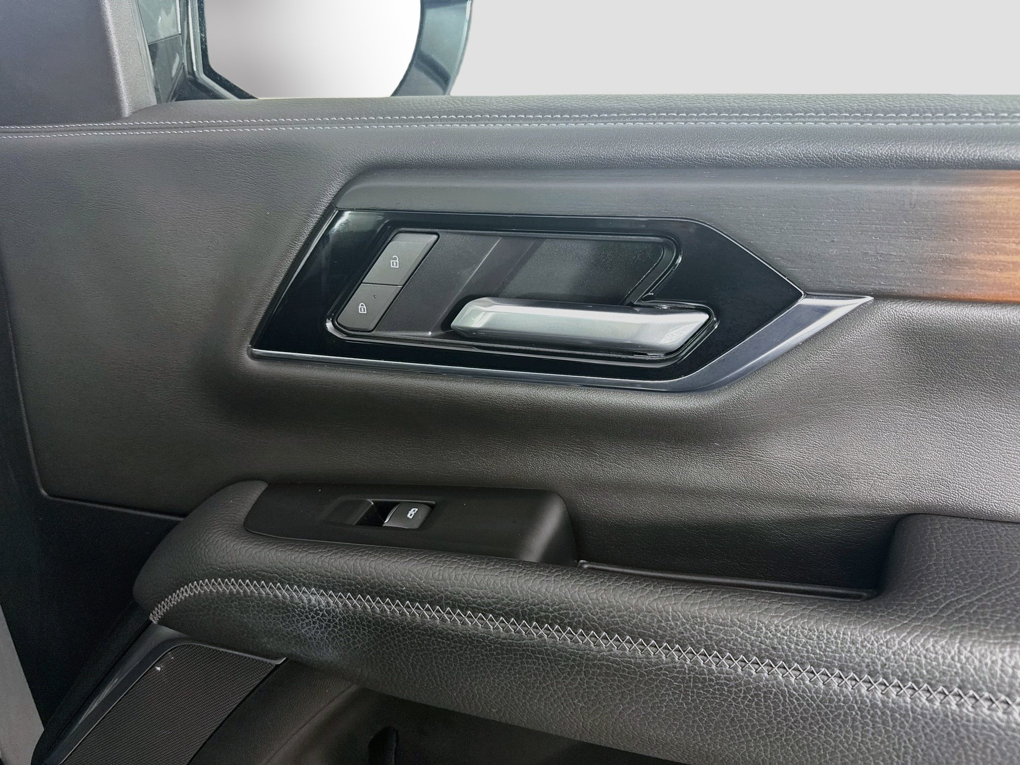 Used 2025 GMC Yukon Denali RWD image 31