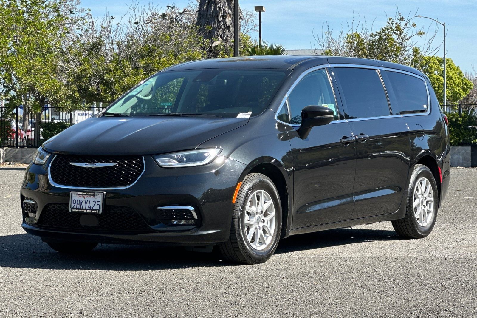 Used 2023 Chrysler Pacifica Touring-L image 7