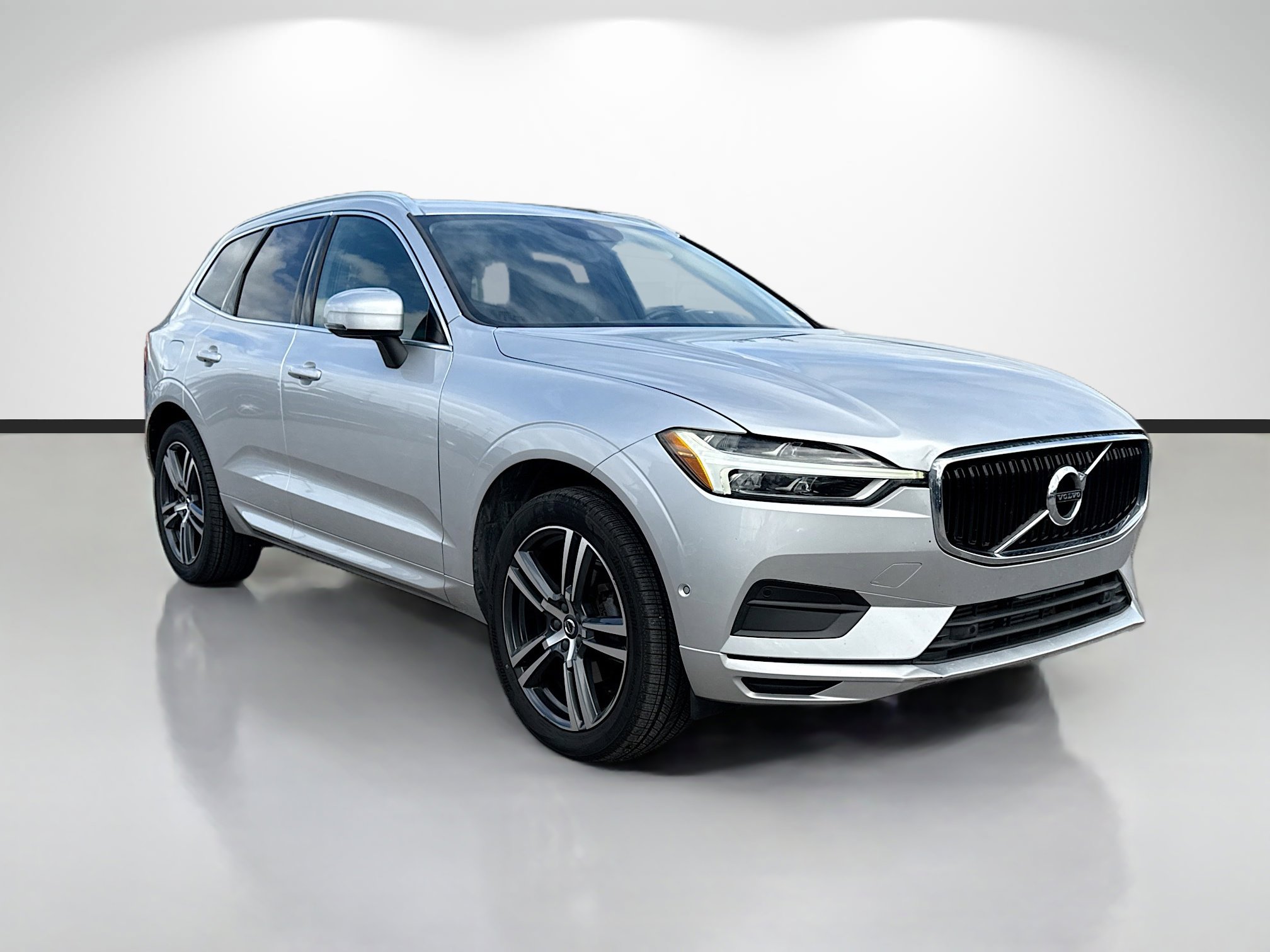 Used 2019 Volvo XC60 T5 Momentum w/ Multimedia Package