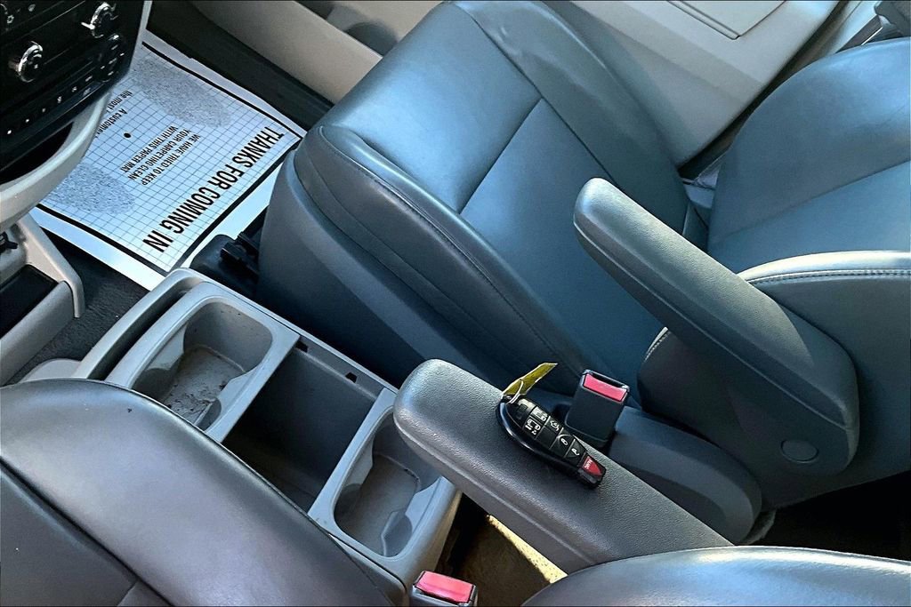 Used 2010 Volkswagen Routan SE FWD image 10