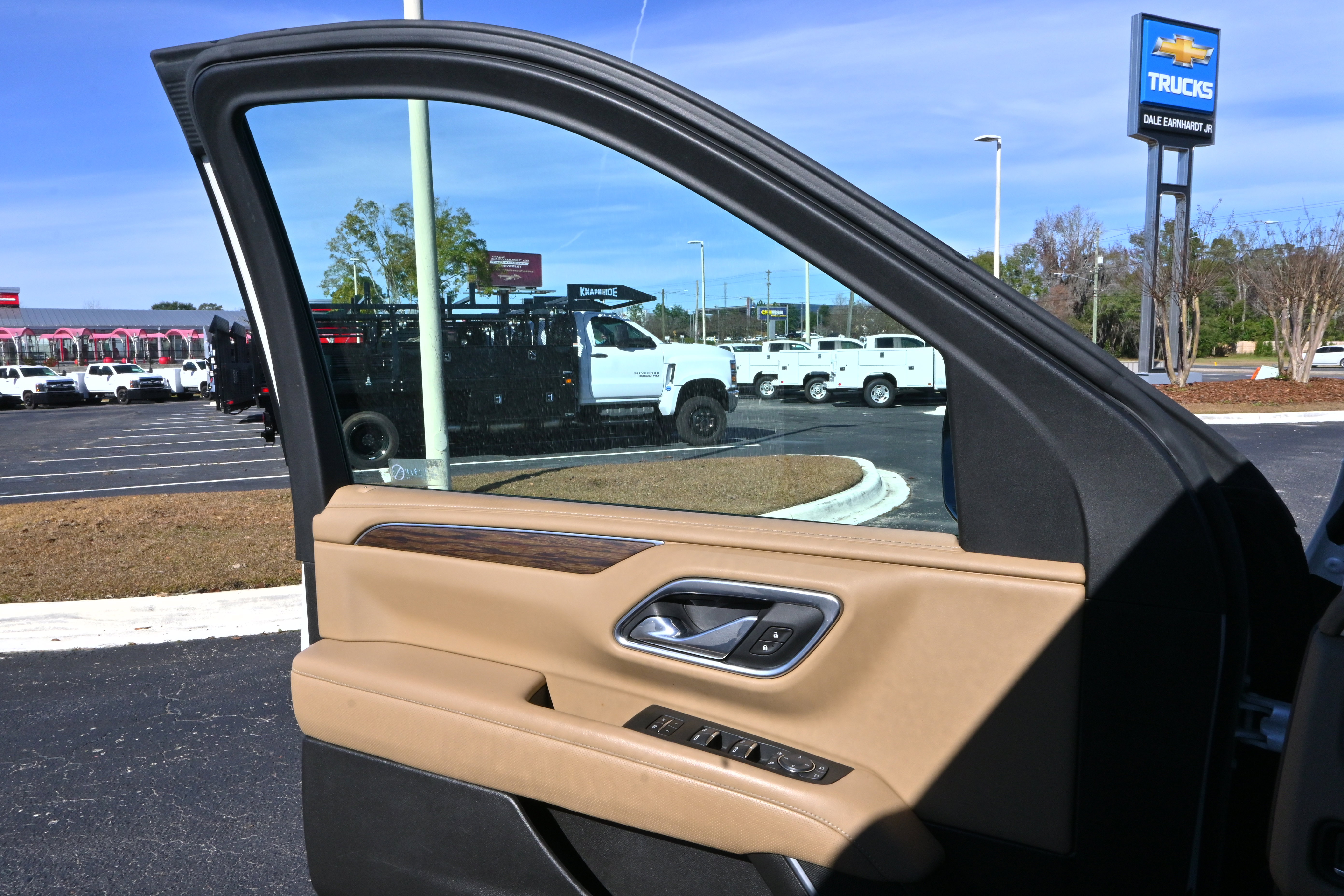 Used 2021 Chevrolet Suburban Premier w/ Premium Package image 40