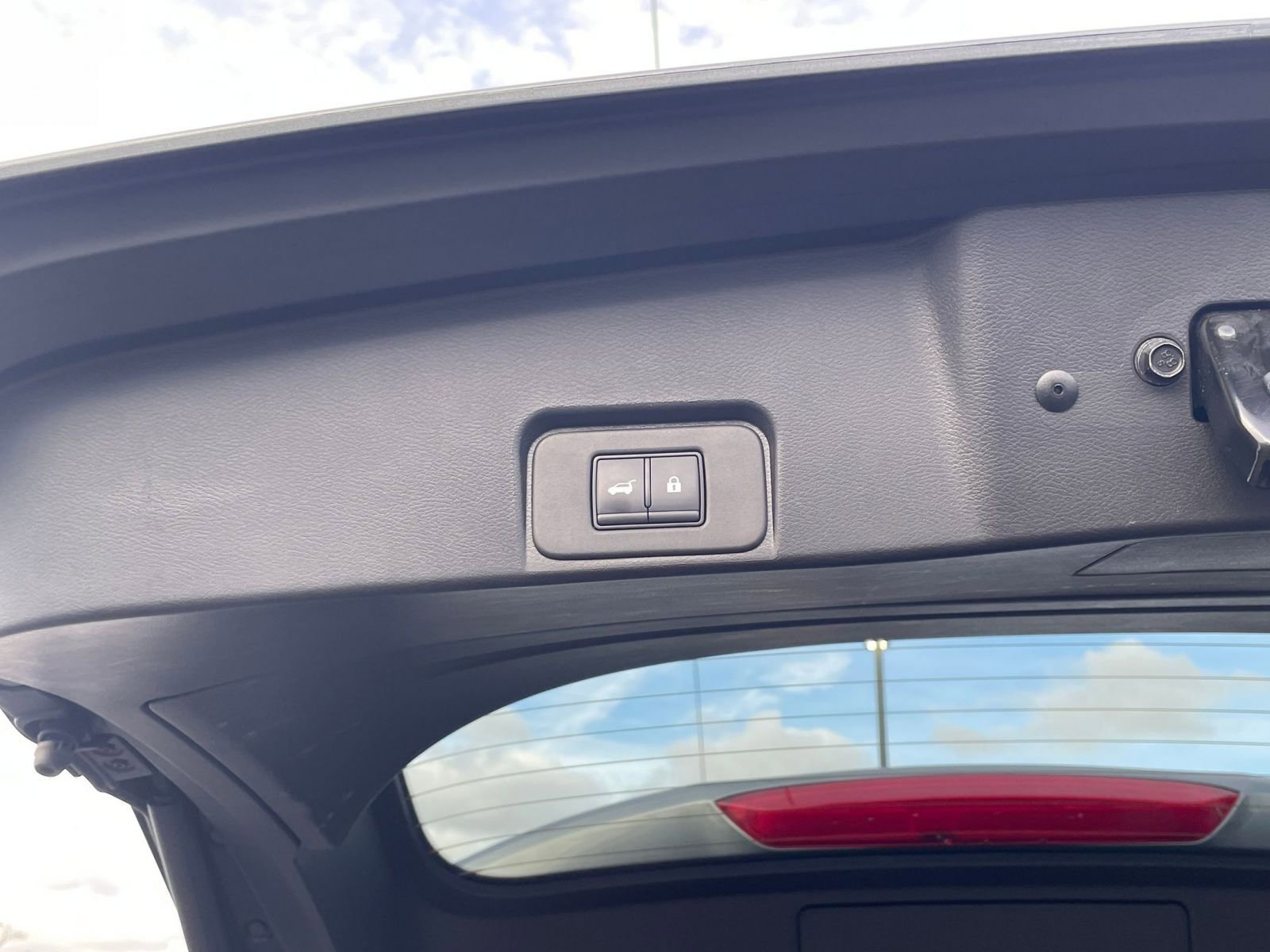 Used 2025 Nissan Rogue SV image 23