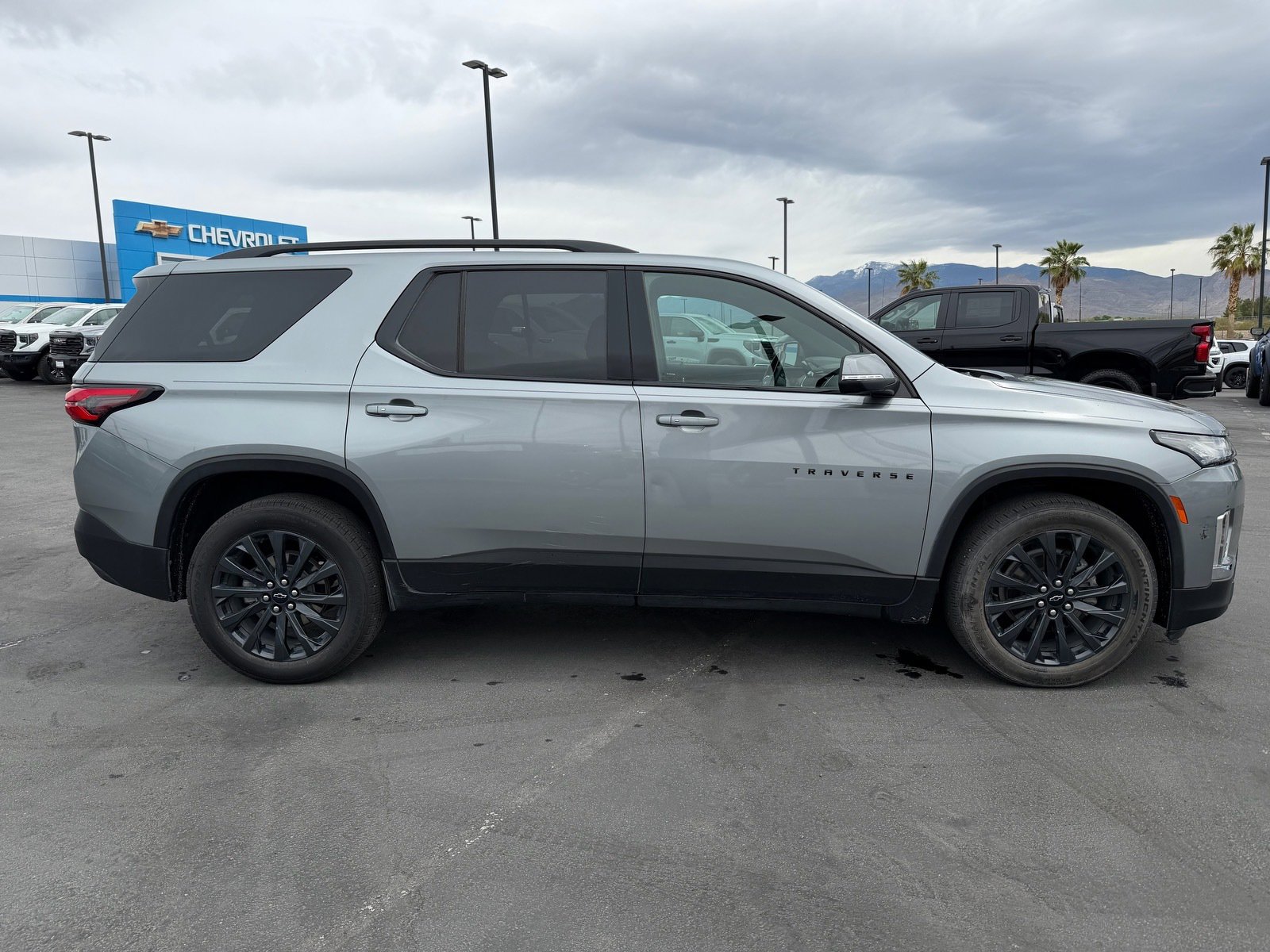 Used 2023 Chevrolet Traverse RS image 2