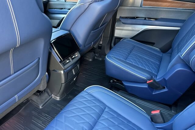 Certified 2026 Cadillac Vistiq Premium Luxury w/ LPO, Floor Liner Package AWD/4WD image 10