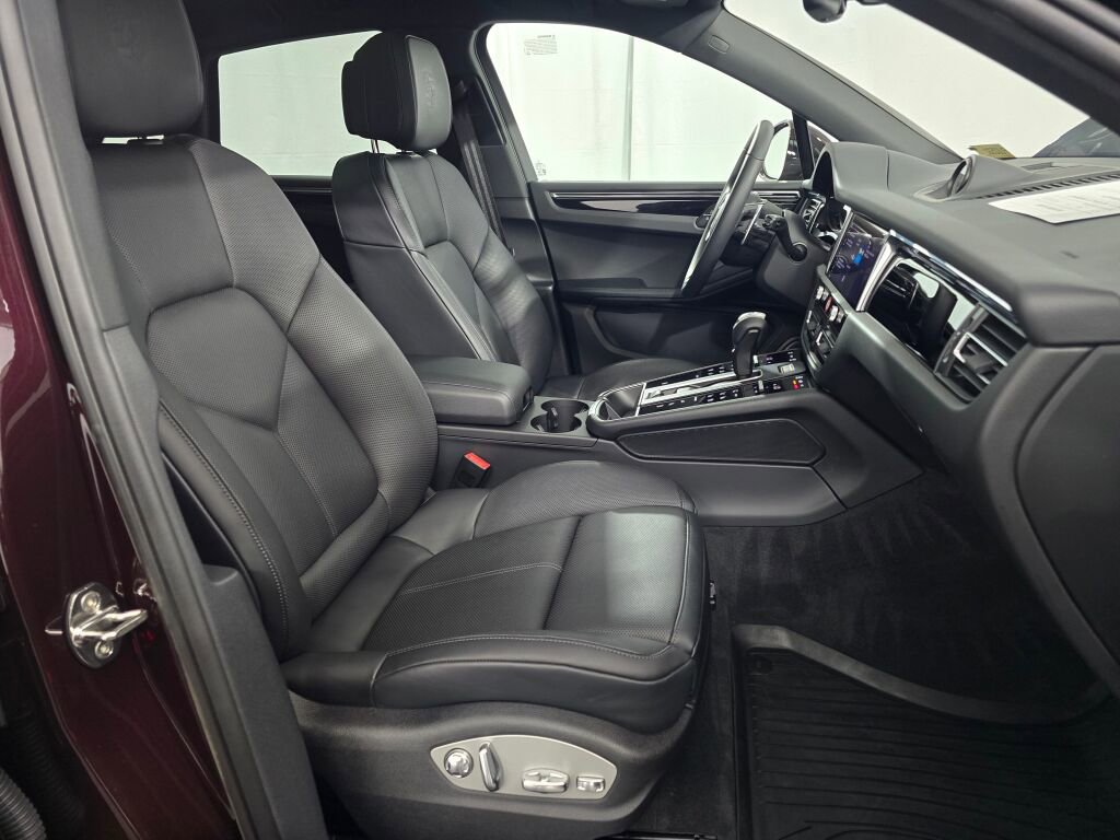 Certified 2025 Porsche Macan image 28