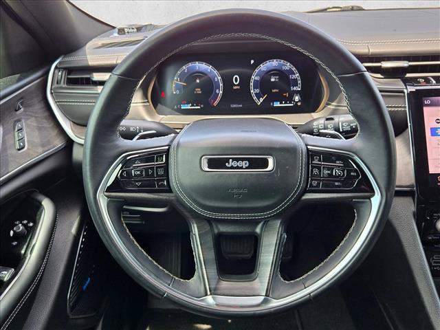 Used 2022 Jeep Grand Cherokee Overland w/ Luxury Tech Group IV AWD/4WD image 13