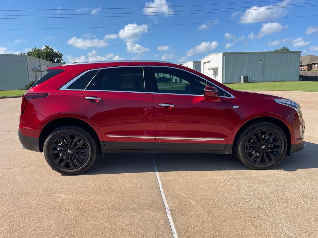 Used 2025 Cadillac XT5 Luxury w/ LPO, Red Accent Package AWD/4WD image 6