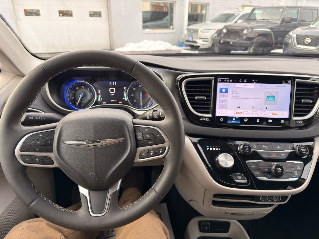 Used 2024 Chrysler Pacifica Touring-L FWD image 17