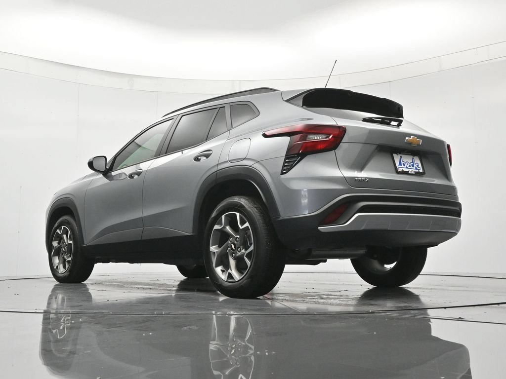 Certified 2025 Chevrolet Trax LT FWD image 42
