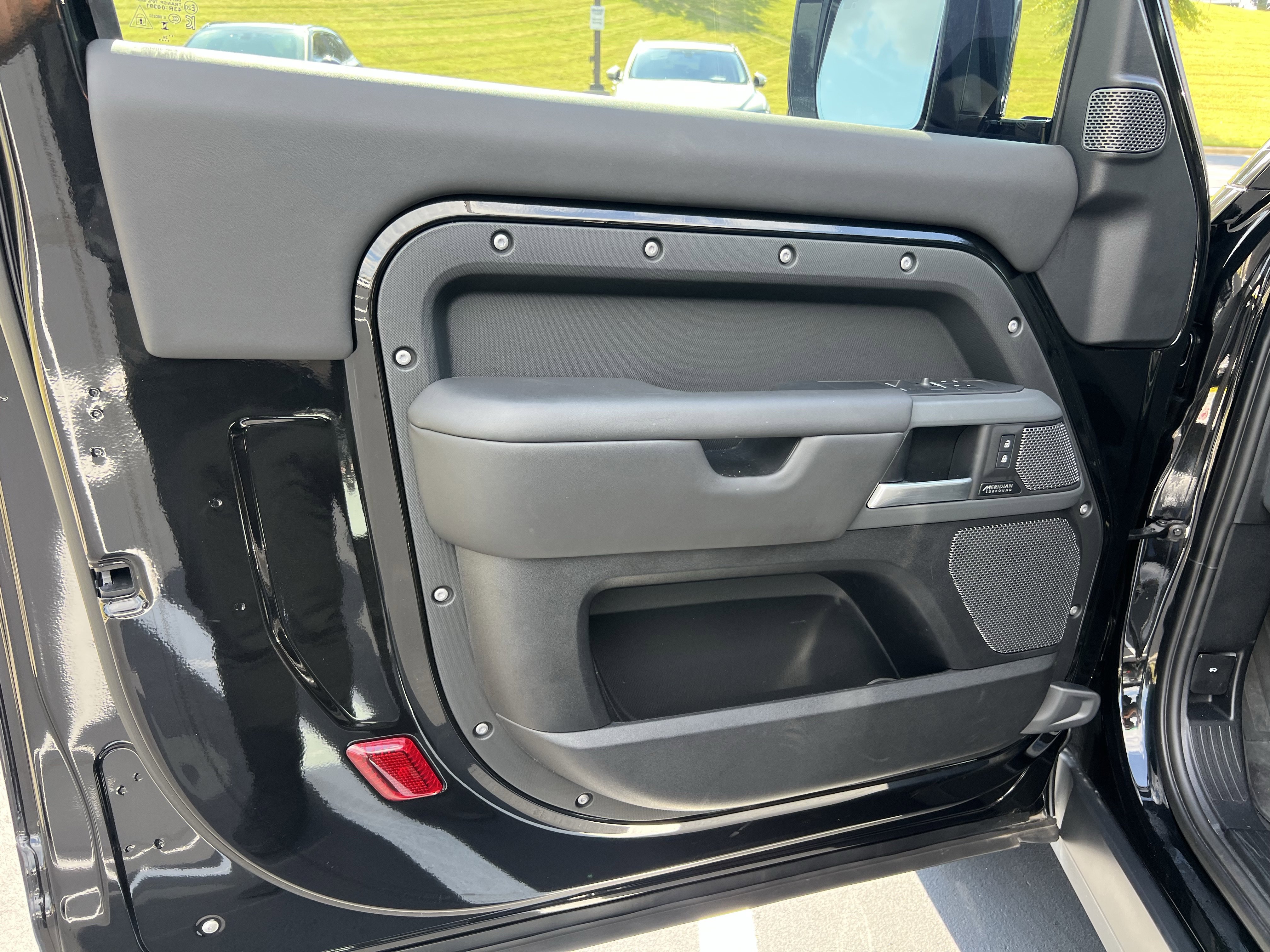 Used 2024 Land Rover Defender 90 X-Dynamic SE image 13