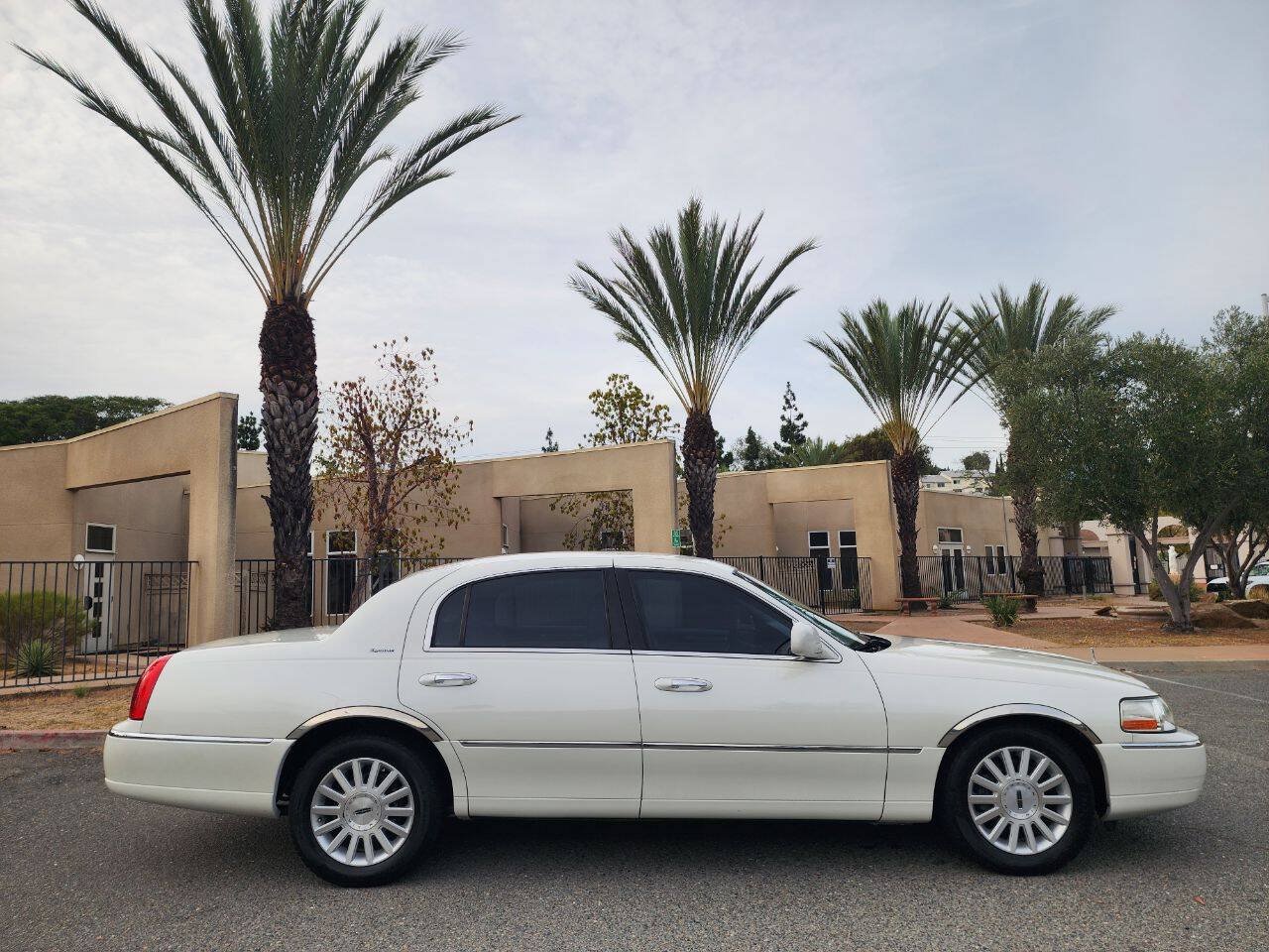 Used 2004 Lincoln Town Car Signature RWD image 5