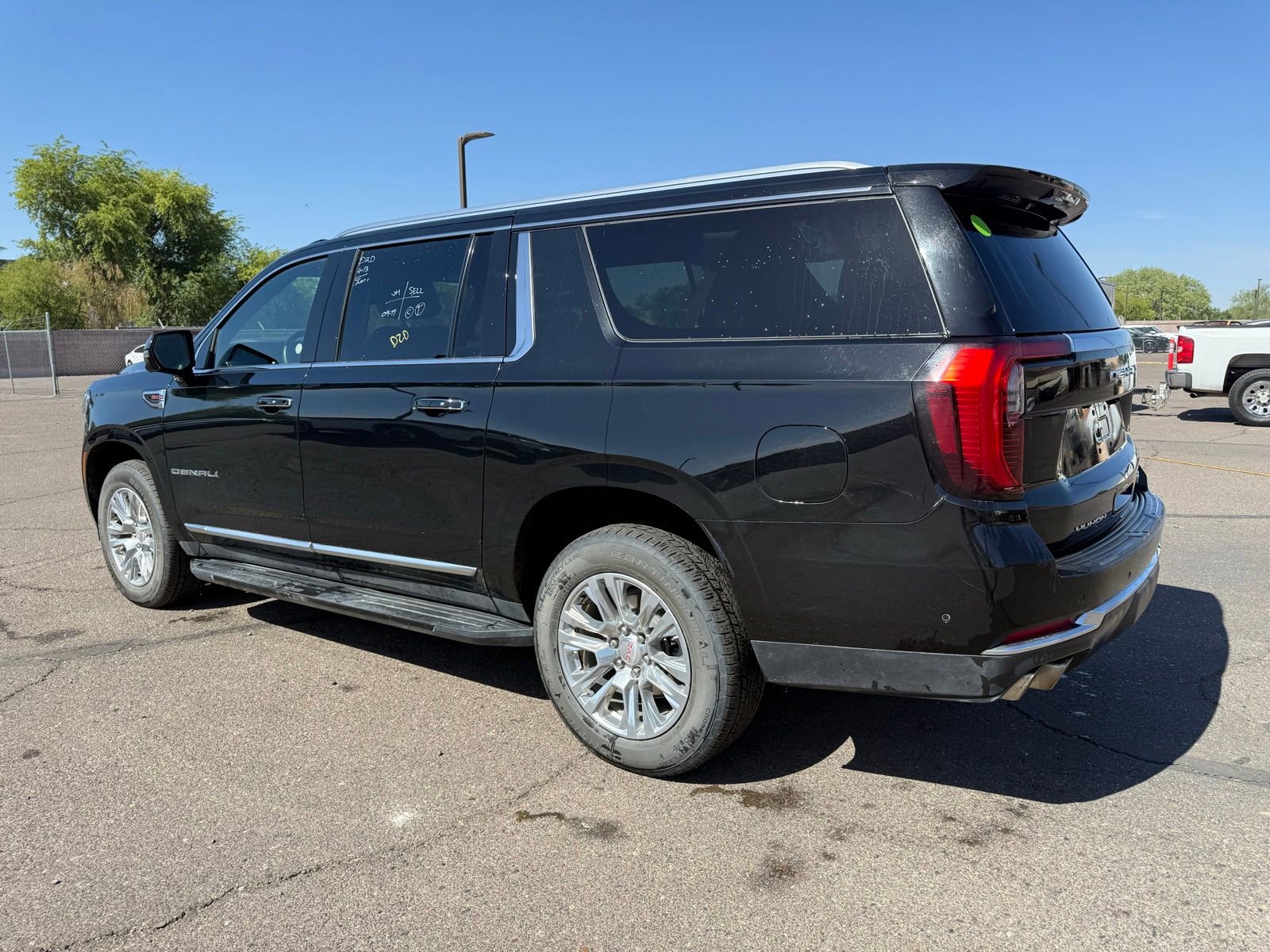 Used 2025 GMC Yukon XL Denali AWD/4WD image 7