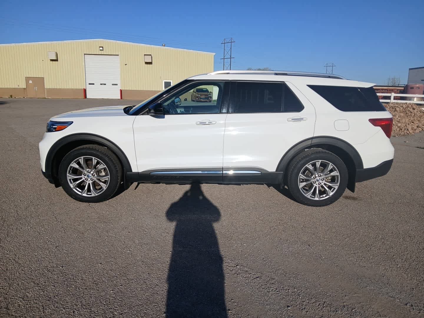 Used 2023 Ford Explorer Limited AWD/4WD image 3