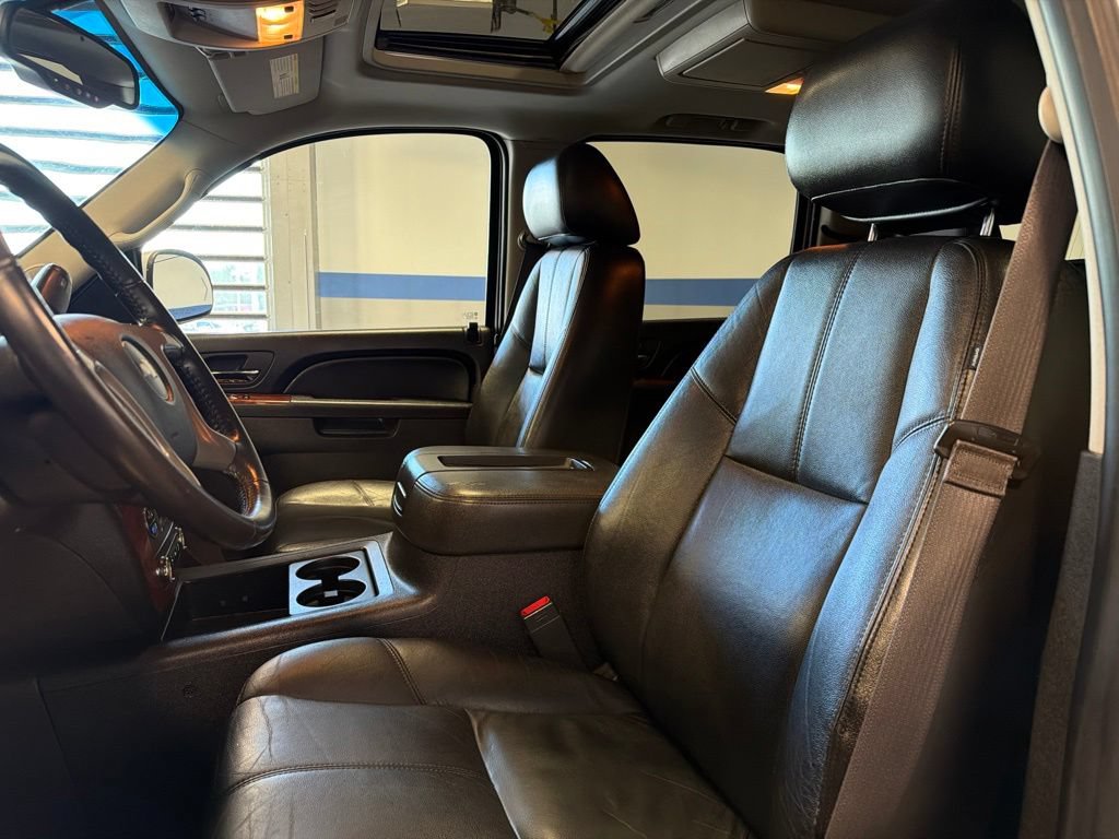 Used 2013 Chevrolet Suburban LT w/ Luxury Package AWD/4WD image 21