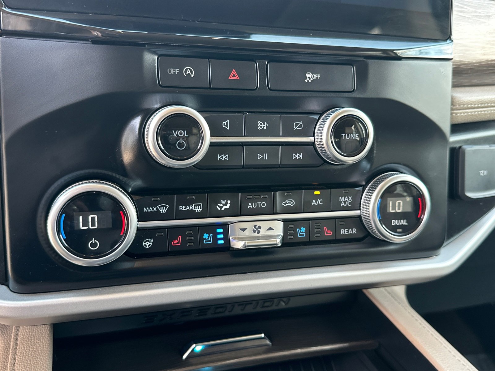 Used 2024 Ford Expedition Max Limited image 35