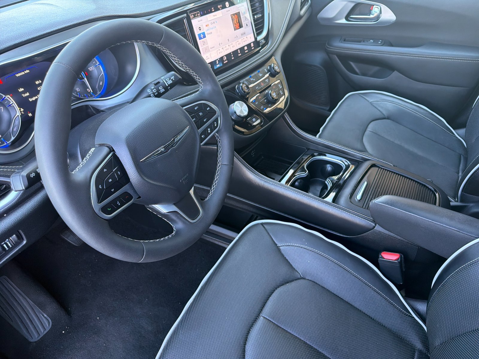 Used 2026 Chrysler Pacifica Limited FWD image 9
