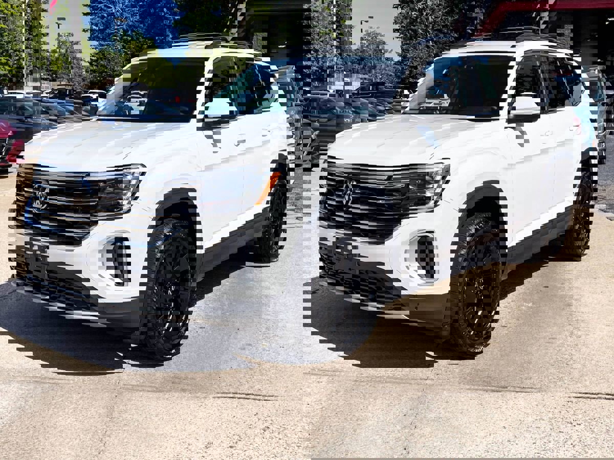 Used 2024 Volkswagen Atlas SE w/ Black Wheel Package image 1