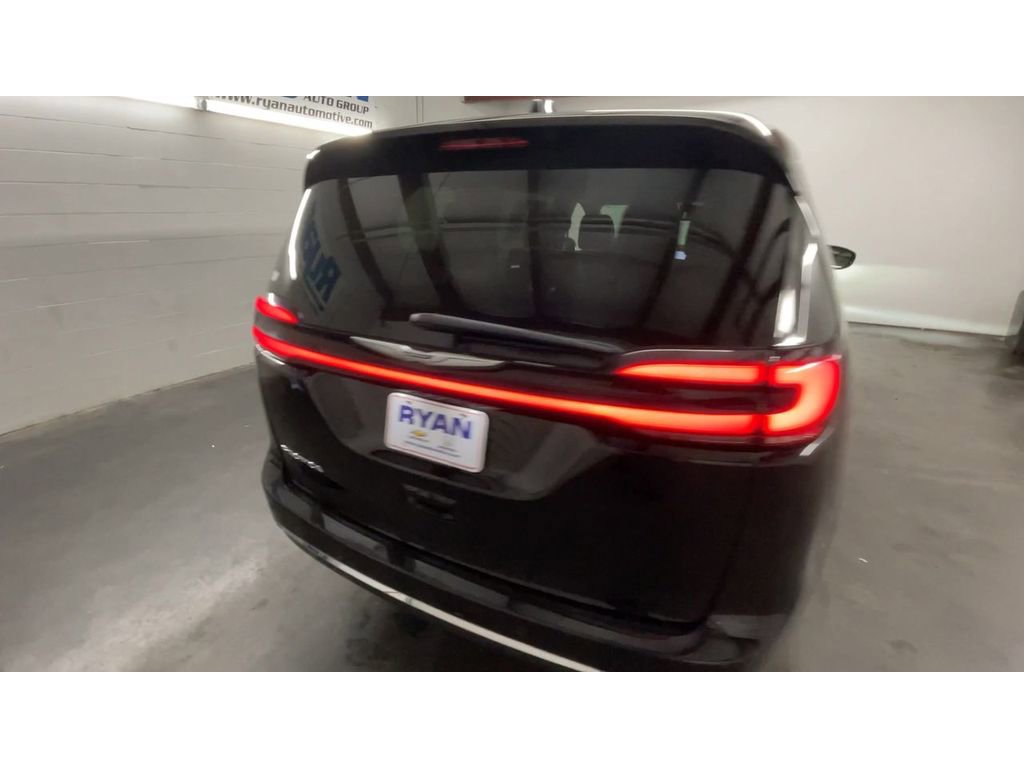 Used 2024 Chrysler Pacifica Touring-L image 8