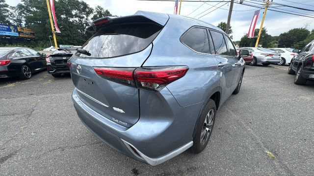 Used 2021 Toyota Highlander XLE AWD/4WD image 5