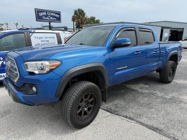 Used 2017 Toyota Tacoma TRD Off-Road w/ Premium & Technology Package AWD/4WD image 3