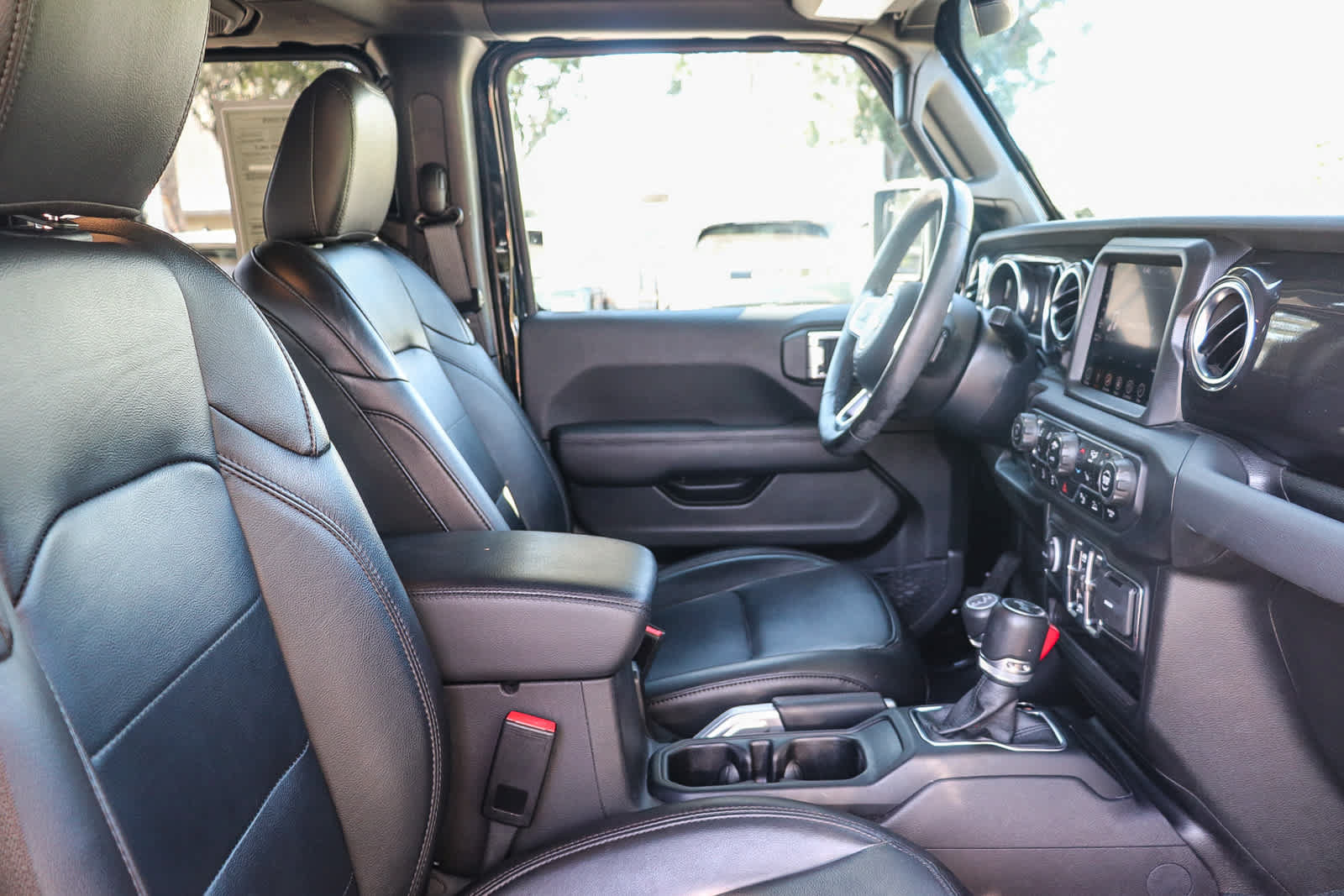 Used 2022 Jeep Wrangler Unlimited Sahara AWD/4WD image 12
