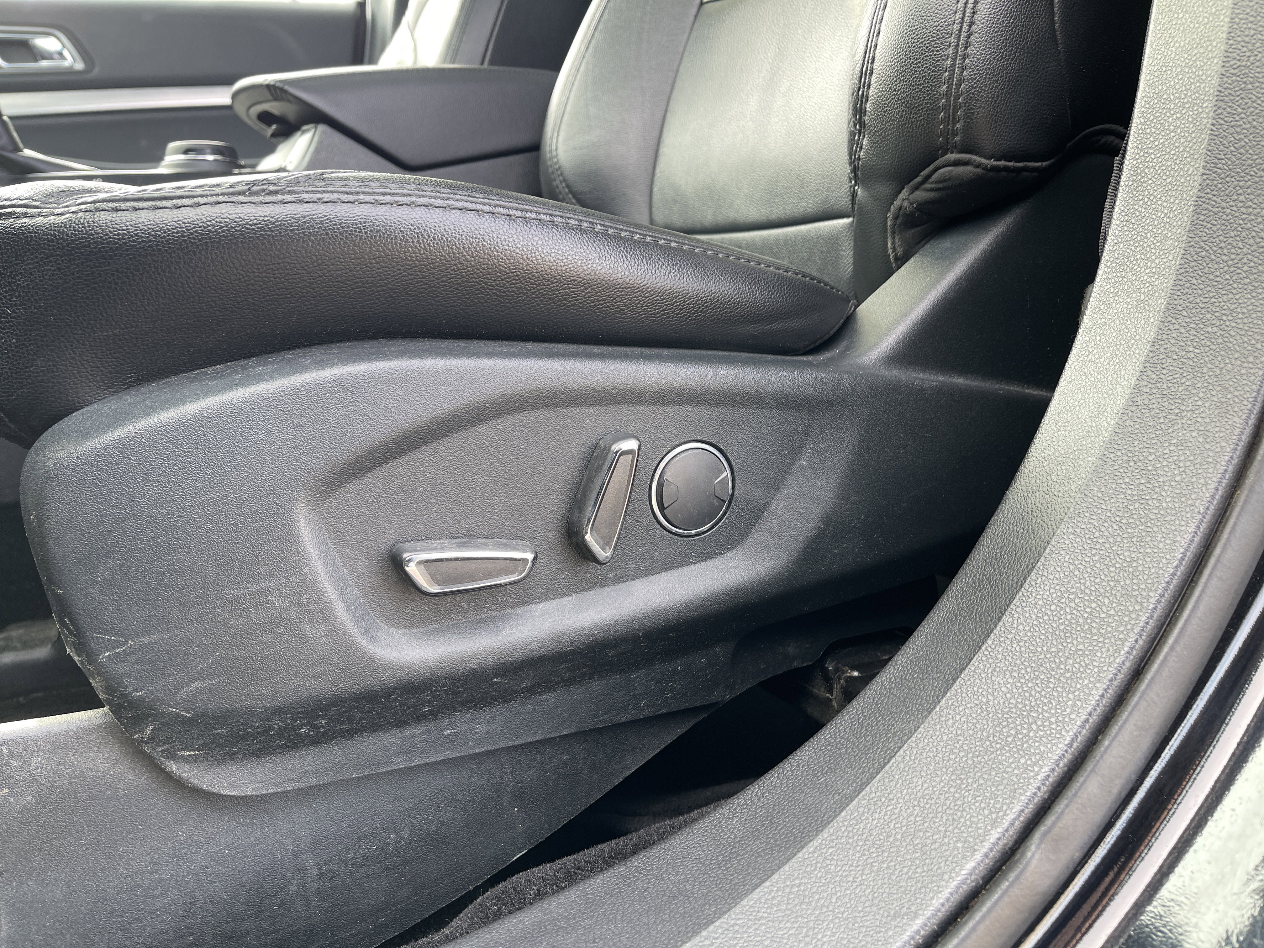 Used 2018 Ford Explorer XLT w/ Equipment Group 202A image 8